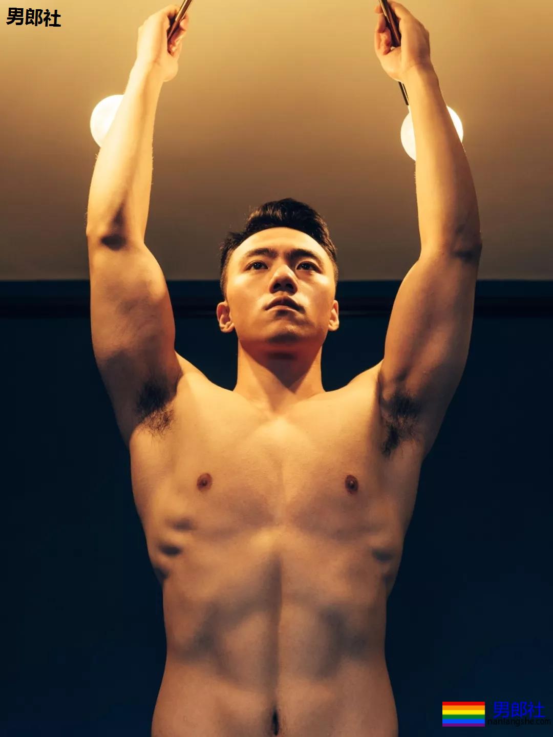 直男肌肉体育生因拍大写真走红!！黑历史被挖后消失了！ - 51虹马