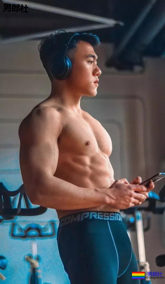 直男肌肉体育生因拍大写真走红!！黑历史被挖后消失了！ - 51虹马