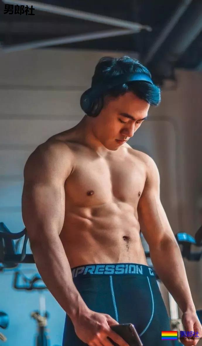 直男肌肉体育生因拍大写真走红!！黑历史被挖后消失了！ - 51虹马