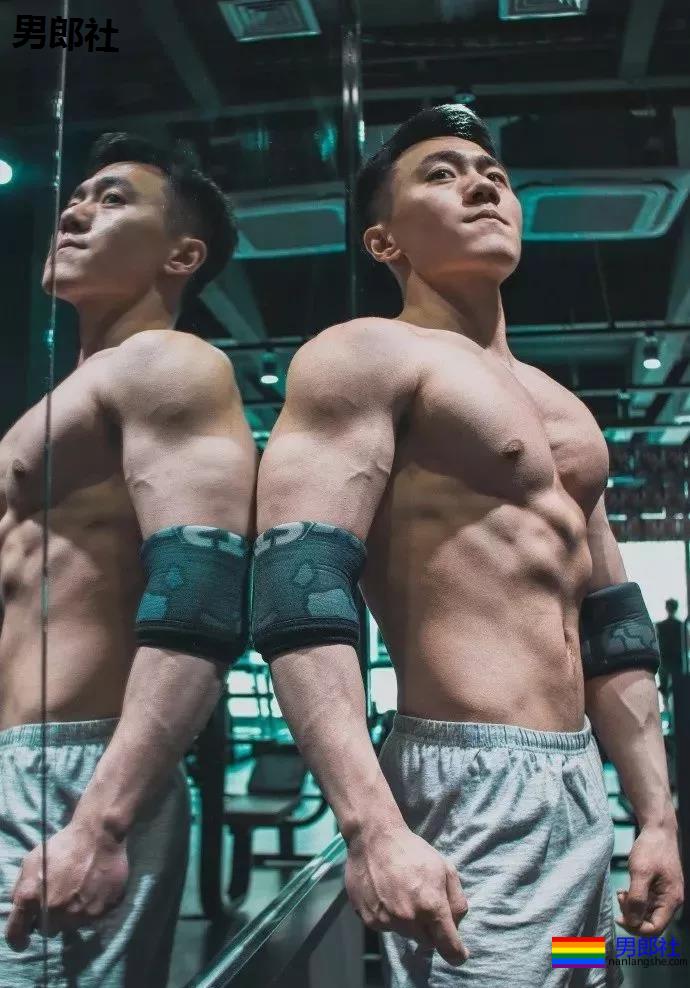 直男肌肉体育生因拍大写真走红!！黑历史被挖后消失了！ - 51虹马