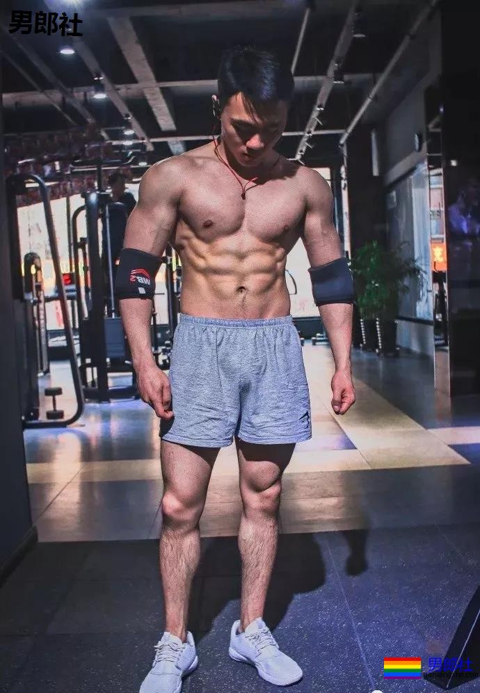 直男肌肉体育生因拍大写真走红!！黑历史被挖后消失了！ - 51虹马