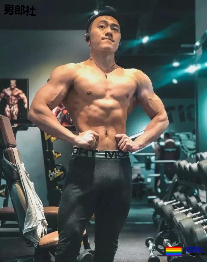 直男肌肉体育生因拍大写真走红!！黑历史被挖后消失了！ - 51虹马