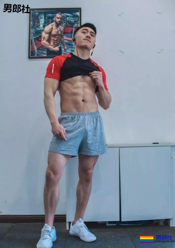 直男肌肉体育生因拍大写真走红!！黑历史被挖后消失了！ - 51虹马