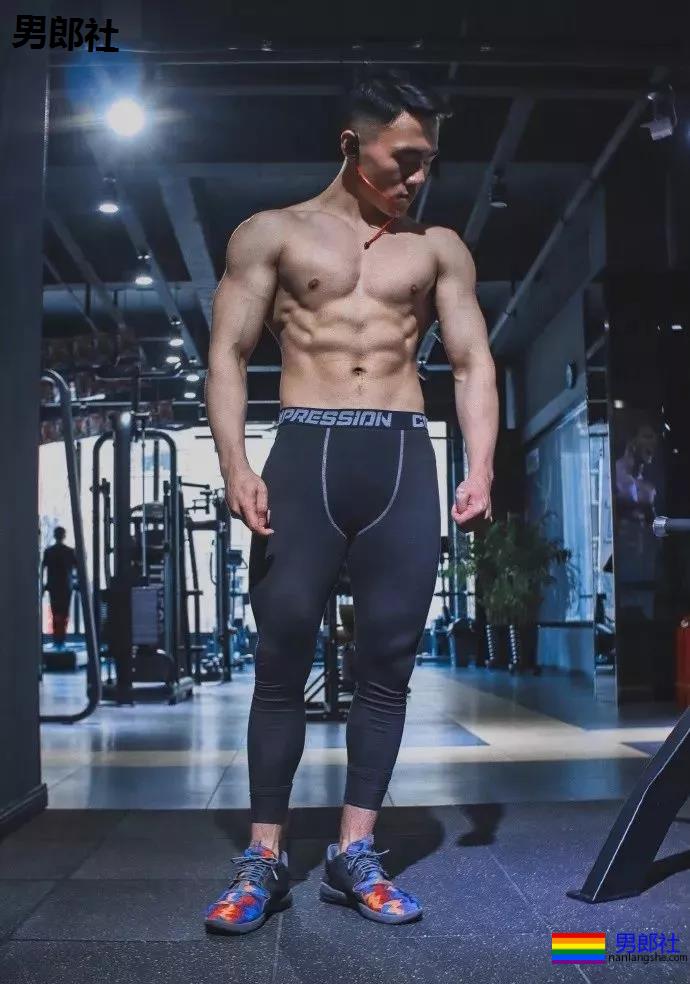 直男肌肉体育生因拍大写真走红!！黑历史被挖后消失了！ - 51虹马