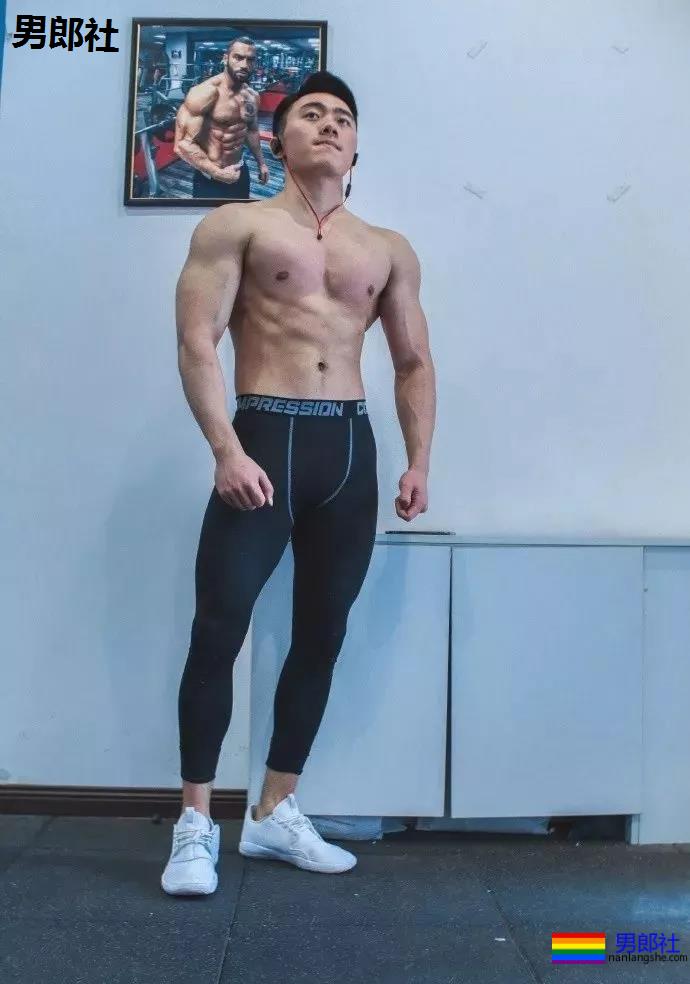 直男肌肉体育生因拍大写真走红!！黑历史被挖后消失了！ - 51虹马