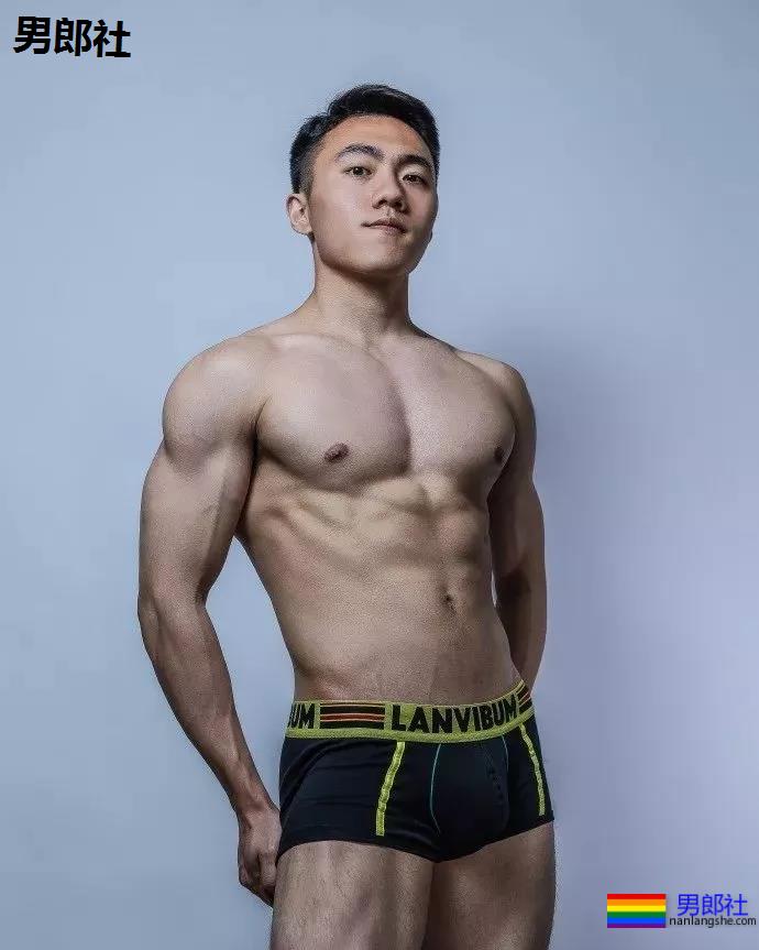 直男肌肉体育生因拍大写真走红!！黑历史被挖后消失了！ - 51虹马