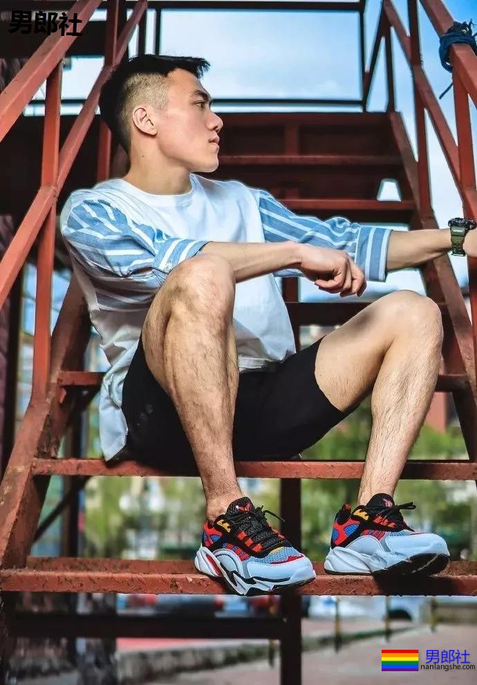 直男肌肉体育生因拍大写真走红!！黑历史被挖后消失了！ - 51虹马