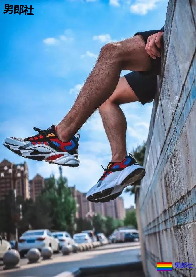 直男肌肉体育生因拍大写真走红!！黑历史被挖后消失了！ - 51虹马