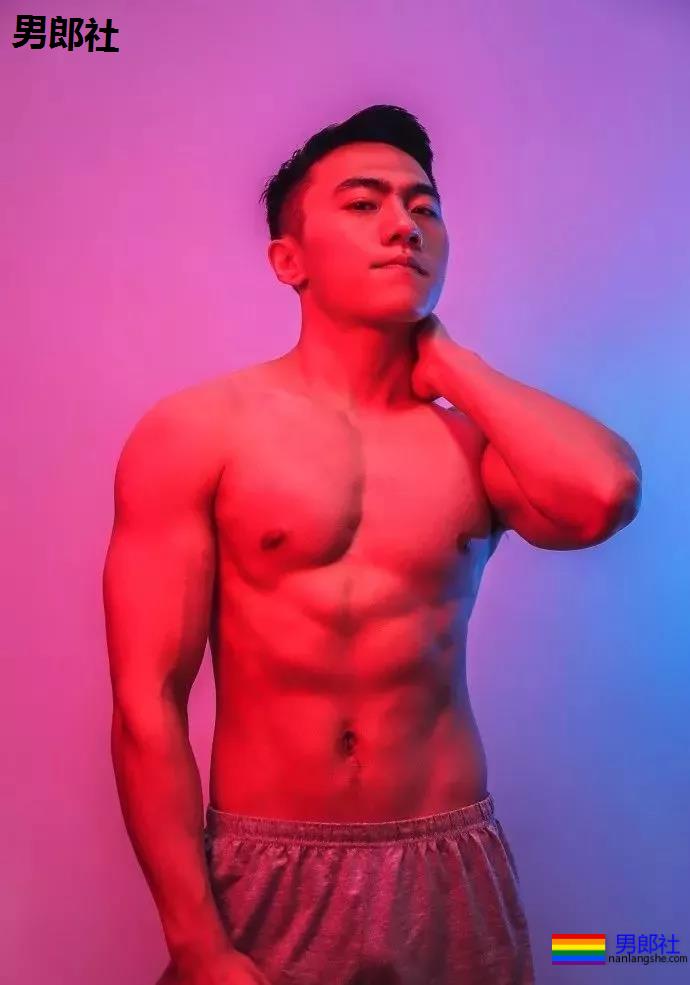 直男肌肉体育生因拍大写真走红!！黑历史被挖后消失了！ - 51虹马