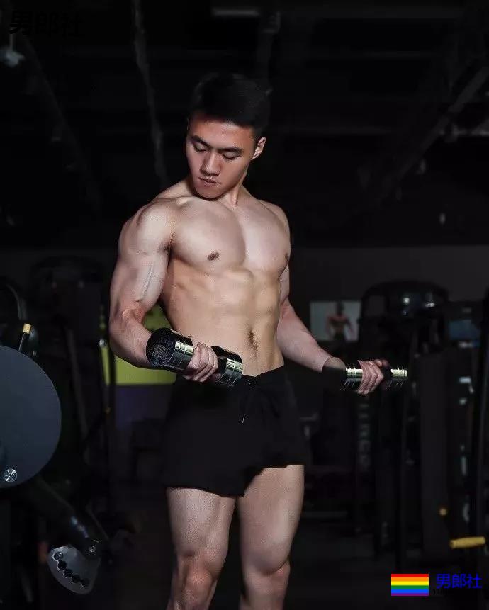 直男肌肉体育生因拍大写真走红!！黑历史被挖后消失了！ - 51虹马