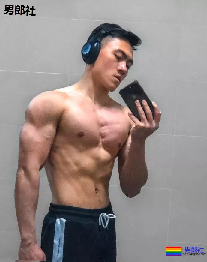 直男肌肉体育生因拍大写真走红!！黑历史被挖后消失了！ - 51虹马