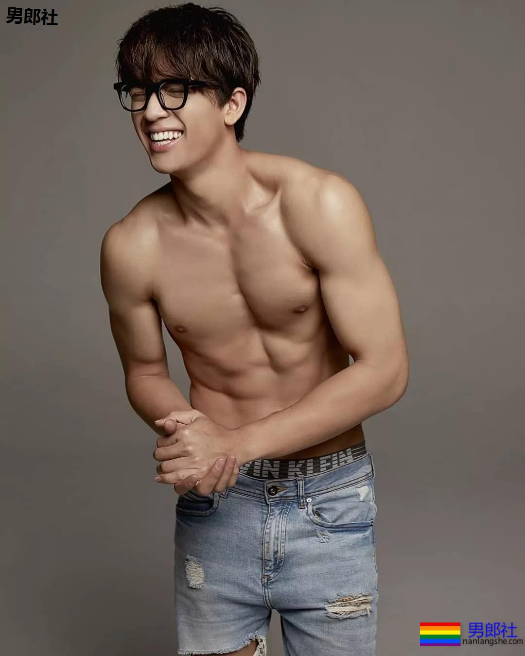 189超帅8块腹肌小狼狗，狼腰长腿小肌肉，好上头一体育生！ - 51虹马