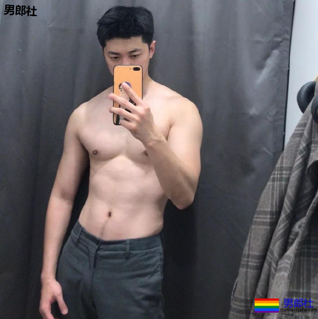 高帅长腿肉壮体育生，论在家自拍秀肌肉，我只服他！-51虹马