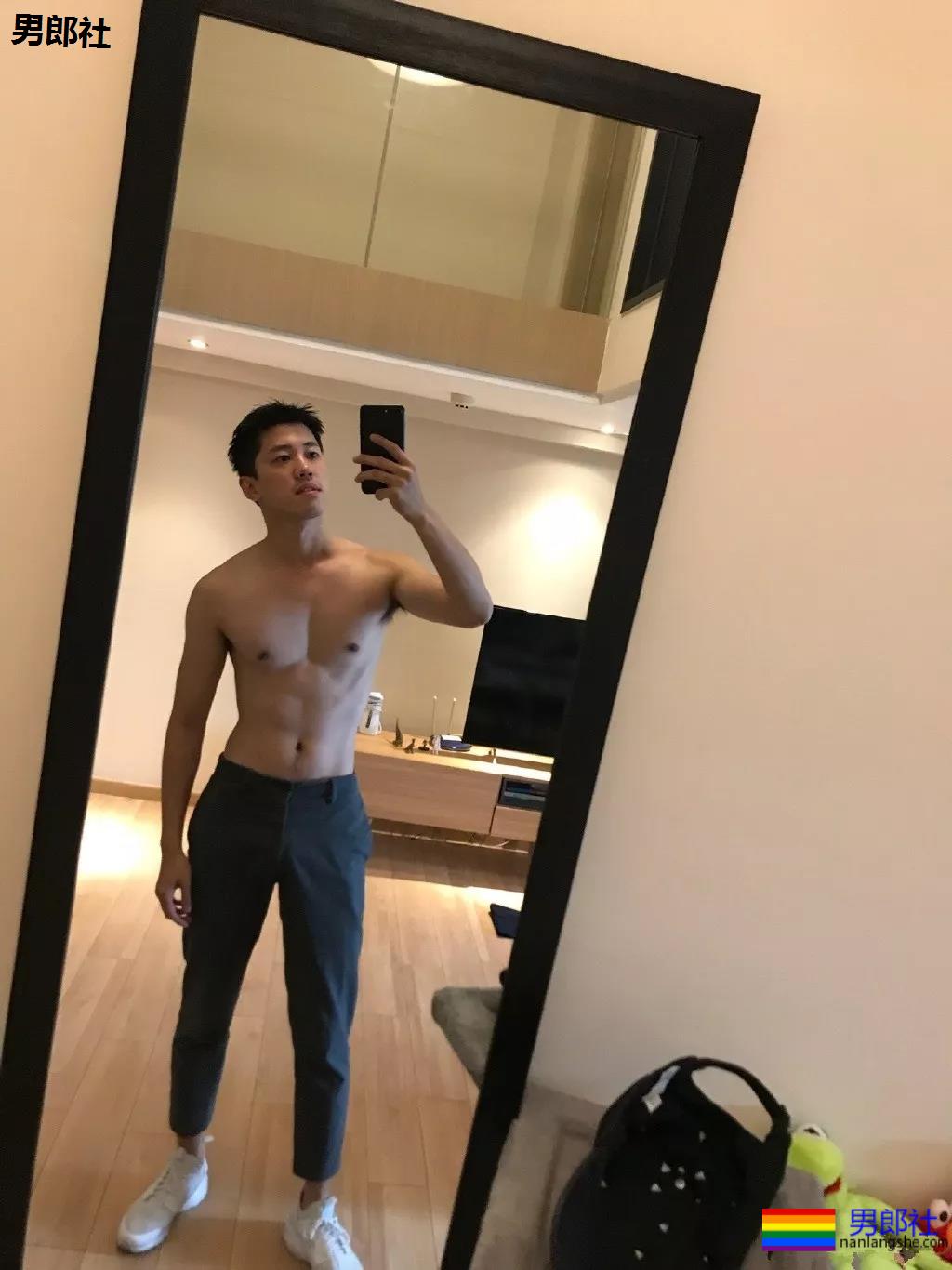 高帅长腿肉壮体育生,论在家自拍秀肌肉,我只服他! - 51虹马 高帅长腿肉壮体育生,论在家自拍秀肌肉,我只服他! - 51虹马