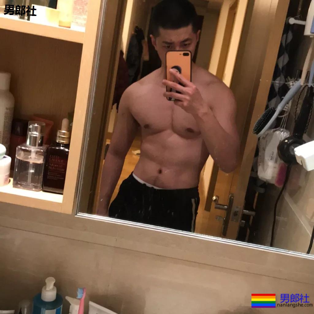 高帅长腿肉壮体育生,论在家自拍秀肌肉,我只服他! - 51虹马 高帅长腿肉壮体育生,论在家自拍秀肌肉,我只服他! - 51虹马