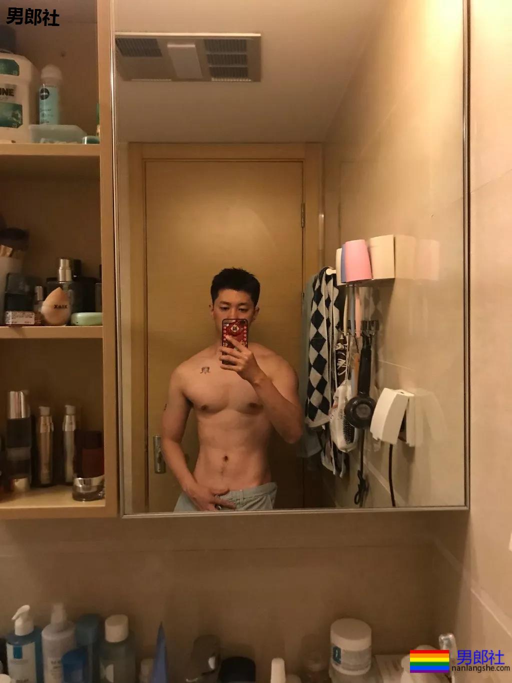 高帅长腿肉壮体育生,论在家自拍秀肌肉,我只服他! - 51虹马 高帅长腿肉壮体育生,论在家自拍秀肌肉,我只服他! - 51虹马