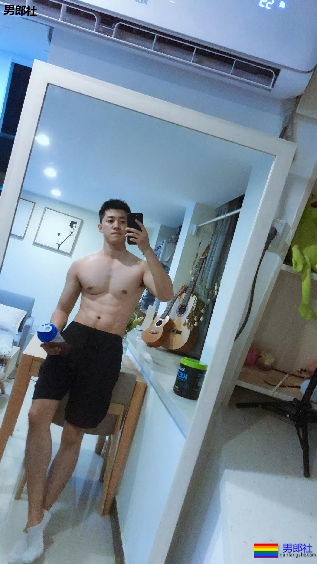 高帅长腿肉壮体育生,论在家自拍秀肌肉,我只服他! - 51虹马 高帅长腿肉壮体育生,论在家自拍秀肌肉,我只服他! - 51虹马