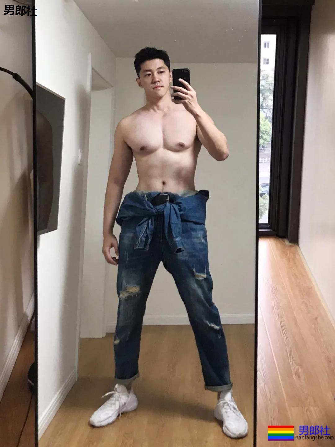 高帅长腿肉壮体育生,论在家自拍秀肌肉,我只服他! - 51虹马 高帅长腿肉壮体育生,论在家自拍秀肌肉,我只服他! - 51虹马