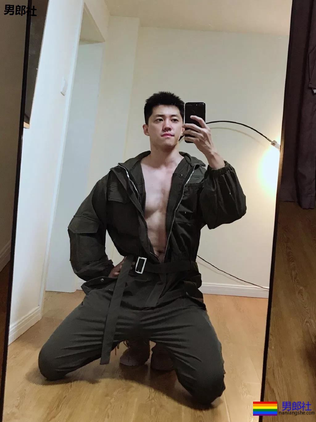 高帅长腿肉壮体育生,论在家自拍秀肌肉,我只服他! - 51虹马 高帅长腿肉壮体育生,论在家自拍秀肌肉,我只服他! - 51虹马