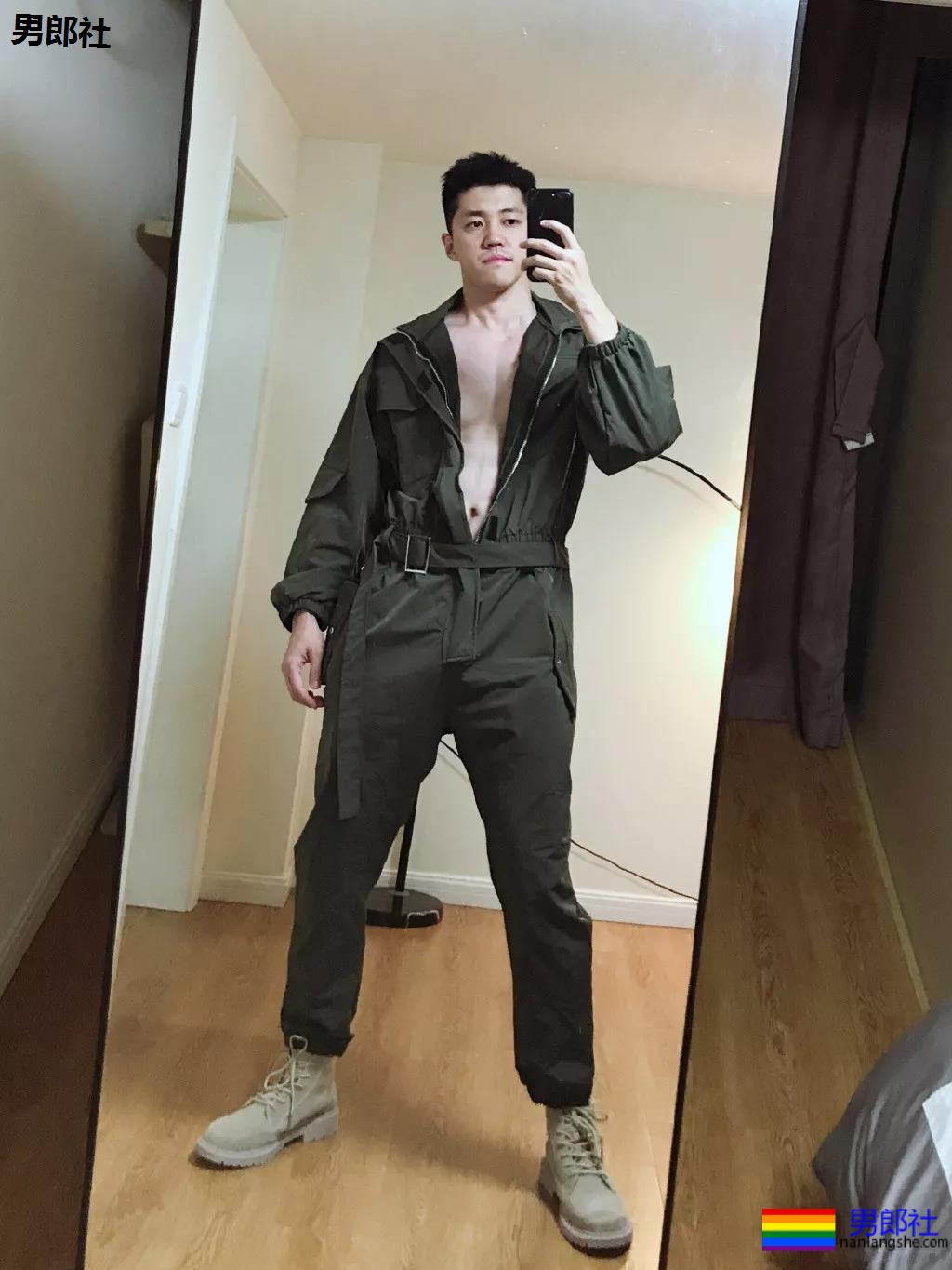 高帅长腿肉壮体育生,论在家自拍秀肌肉,我只服他! - 51虹马 高帅长腿肉壮体育生,论在家自拍秀肌肉,我只服他! - 51虹马