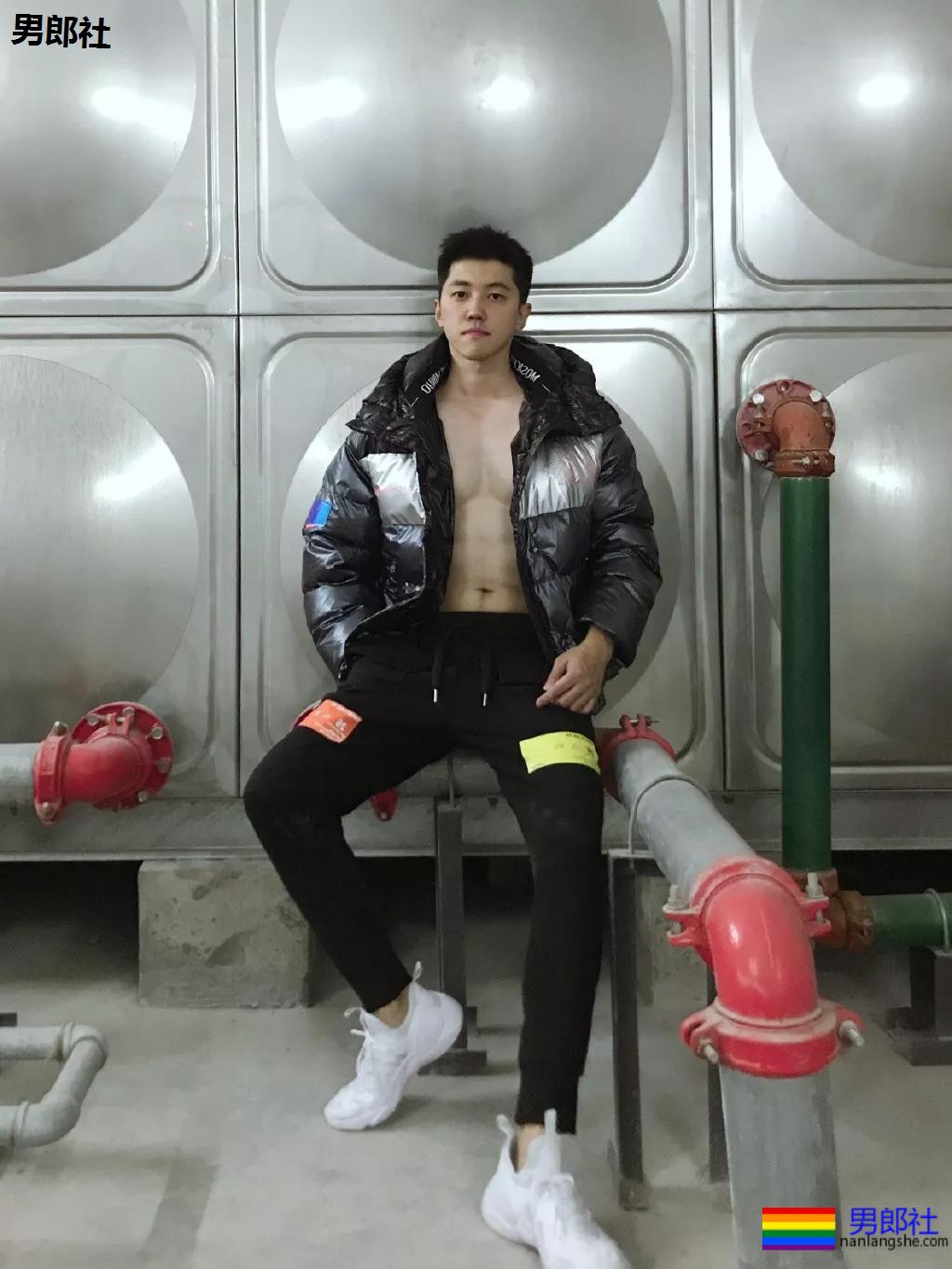 高帅长腿肉壮体育生,论在家自拍秀肌肉,我只服他! - 51虹马 高帅长腿肉壮体育生,论在家自拍秀肌肉,我只服他! - 51虹马