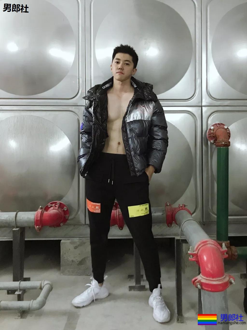 高帅长腿肉壮体育生,论在家自拍秀肌肉,我只服他! - 51虹马 高帅长腿肉壮体育生,论在家自拍秀肌肉,我只服他! - 51虹马