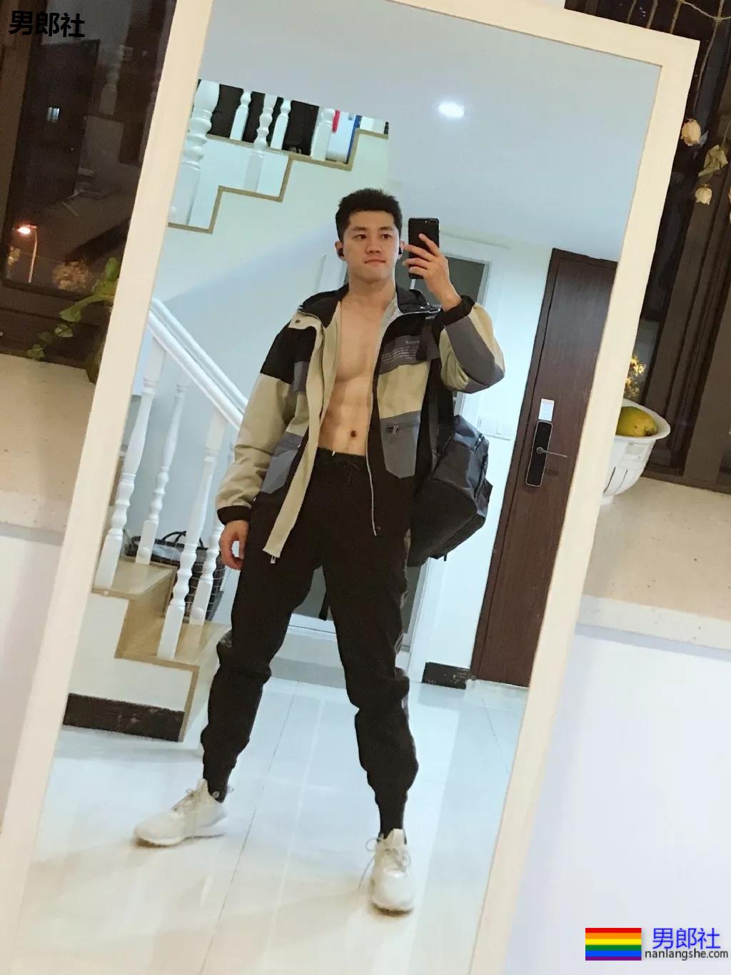 高帅长腿肉壮体育生,论在家自拍秀肌肉,我只服他! - 51虹马 高帅长腿肉壮体育生,论在家自拍秀肌肉,我只服他! - 51虹马