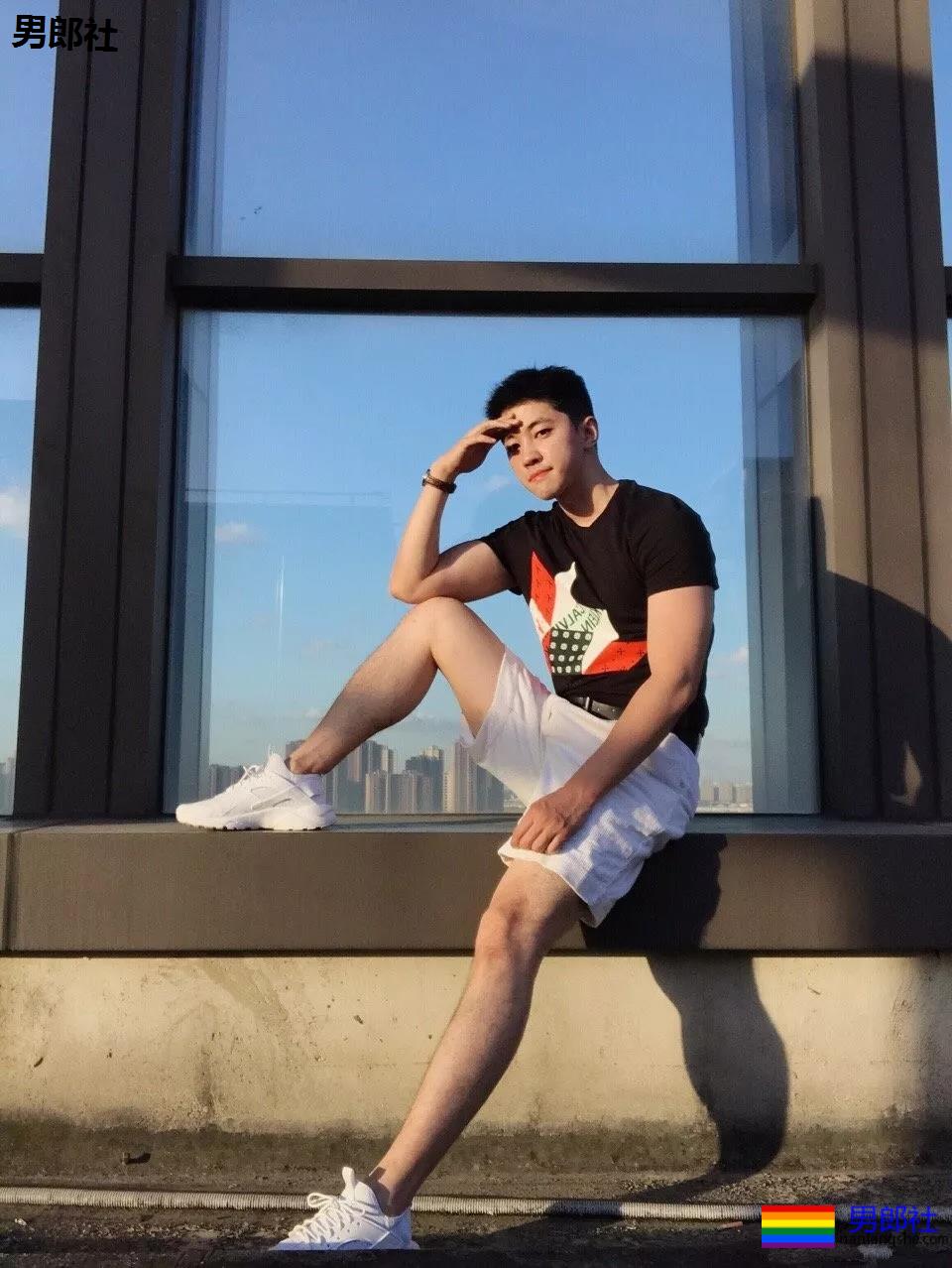 高帅长腿肉壮体育生,论在家自拍秀肌肉,我只服他! - 51虹马 高帅长腿肉壮体育生,论在家自拍秀肌肉,我只服他! - 51虹马