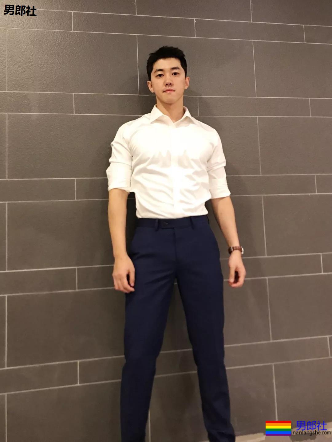 高帅长腿肉壮体育生,论在家自拍秀肌肉,我只服他! - 51虹马 高帅长腿肉壮体育生,论在家自拍秀肌肉,我只服他! - 51虹马