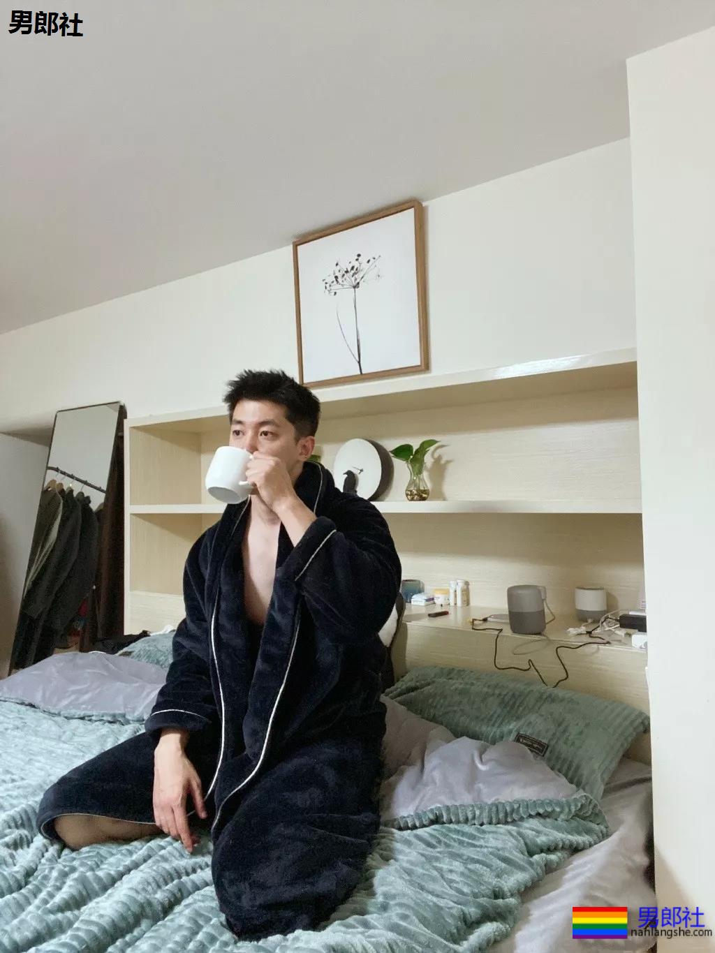 高帅长腿肉壮体育生,论在家自拍秀肌肉,我只服他! - 51虹马 高帅长腿肉壮体育生,论在家自拍秀肌肉,我只服他! - 51虹马