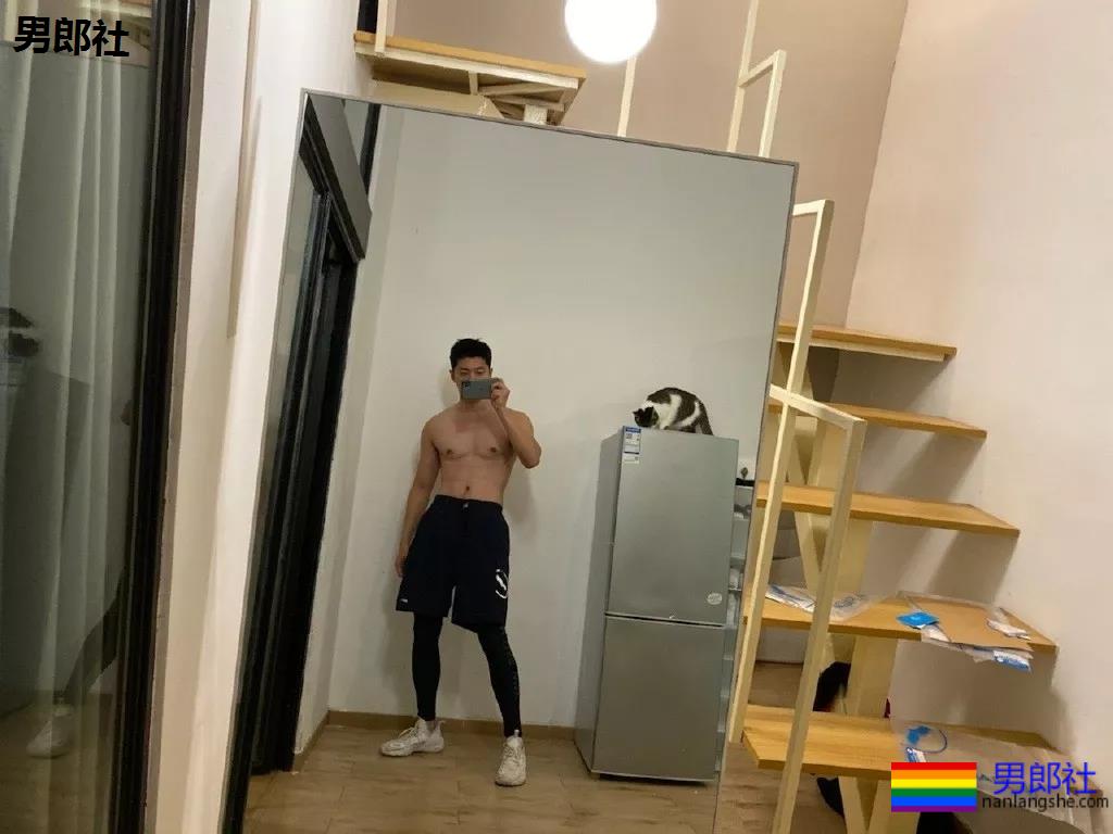 高帅长腿肉壮体育生,论在家自拍秀肌肉,我只服他! - 51虹马 高帅长腿肉壮体育生,论在家自拍秀肌肉,我只服他! - 51虹马