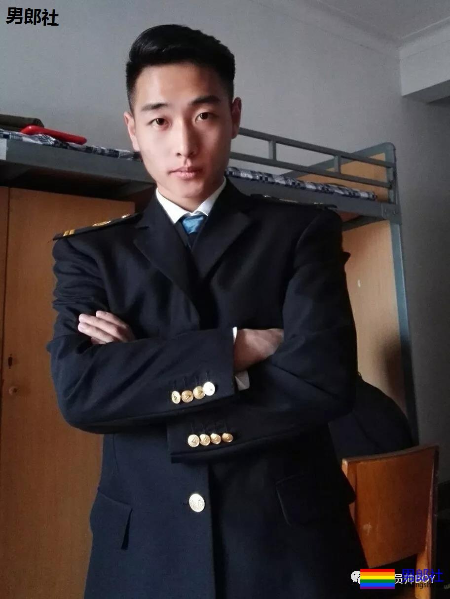 96年的飞行学员脱掉制服后竟然有八块腹肌-51虹马