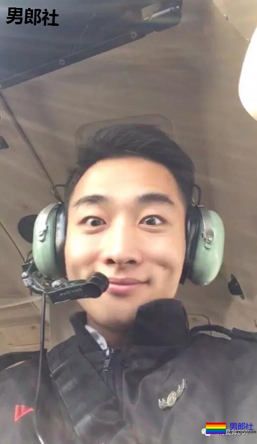 96年的飞行学员脱掉制服后竟然有八块腹肌 - 51虹马 96年的飞行学员脱掉制服后竟然有八块腹肌 - 51虹马