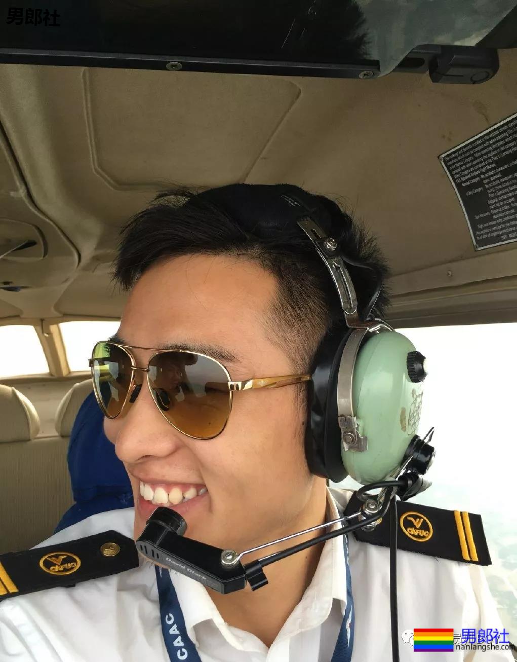 96年的飞行学员脱掉制服后竟然有八块腹肌 - 51虹马 96年的飞行学员脱掉制服后竟然有八块腹肌 - 51虹马