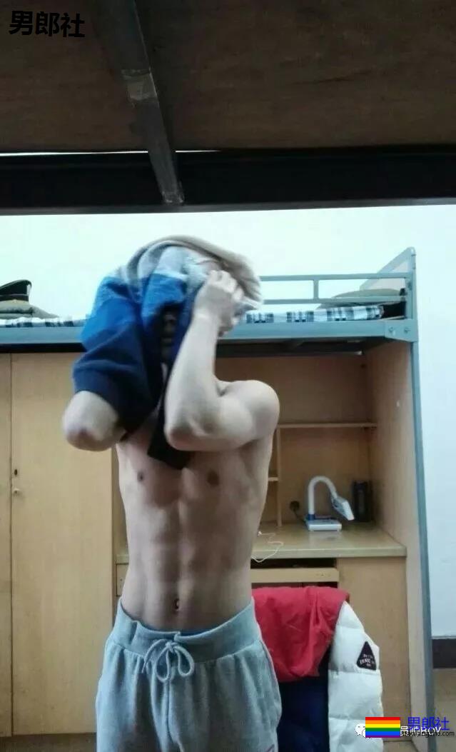 96年的飞行学员脱掉制服后竟然有八块腹肌 - 51虹马 96年的飞行学员脱掉制服后竟然有八块腹肌 - 51虹马