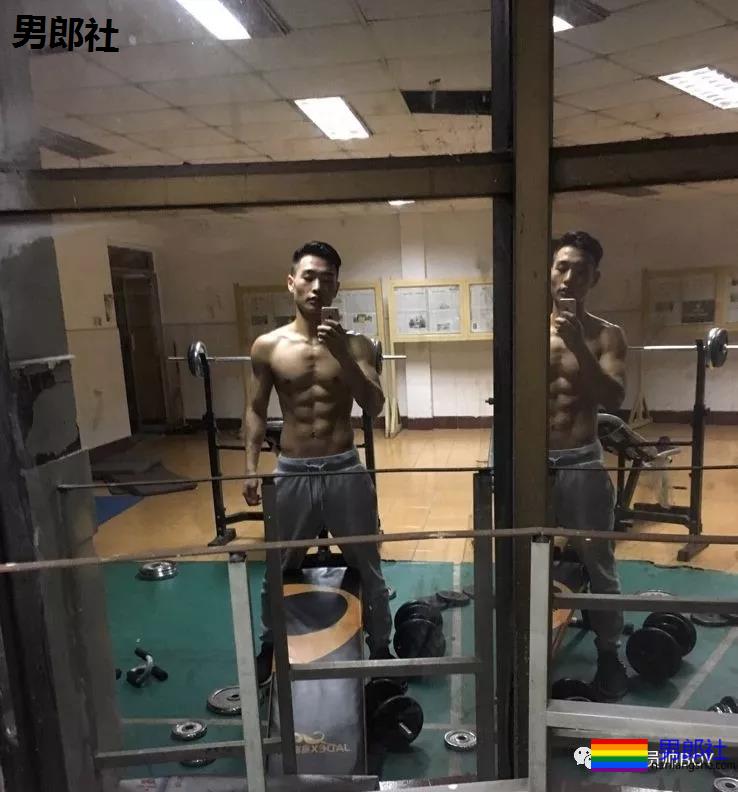 96年的飞行学员脱掉制服后竟然有八块腹肌 - 51虹马 96年的飞行学员脱掉制服后竟然有八块腹肌 - 51虹马