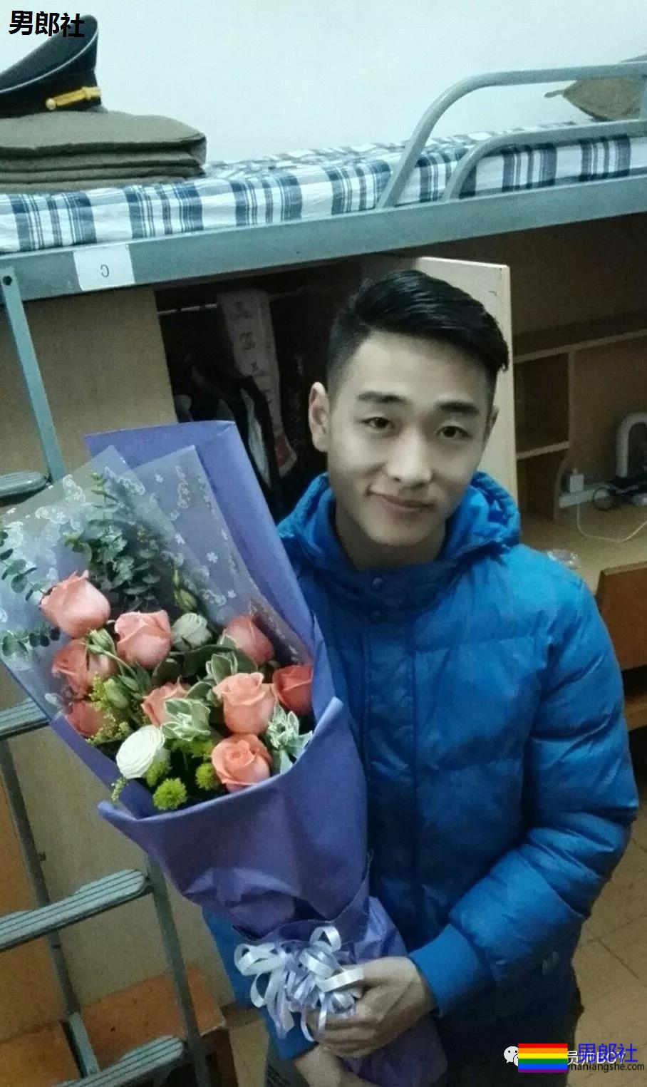 96年的飞行学员脱掉制服后竟然有八块腹肌 - 51虹马 96年的飞行学员脱掉制服后竟然有八块腹肌 - 51虹马