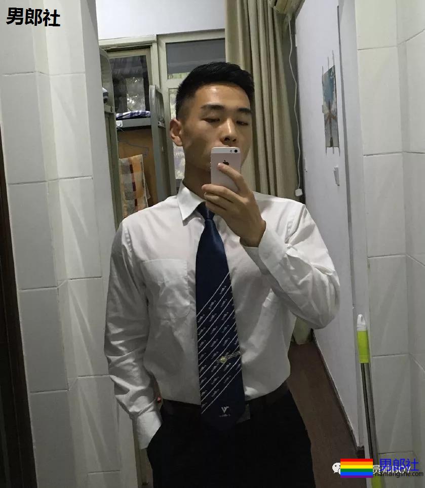 96年的飞行学员脱掉制服后竟然有八块腹肌 - 51虹马 96年的飞行学员脱掉制服后竟然有八块腹肌 - 51虹马