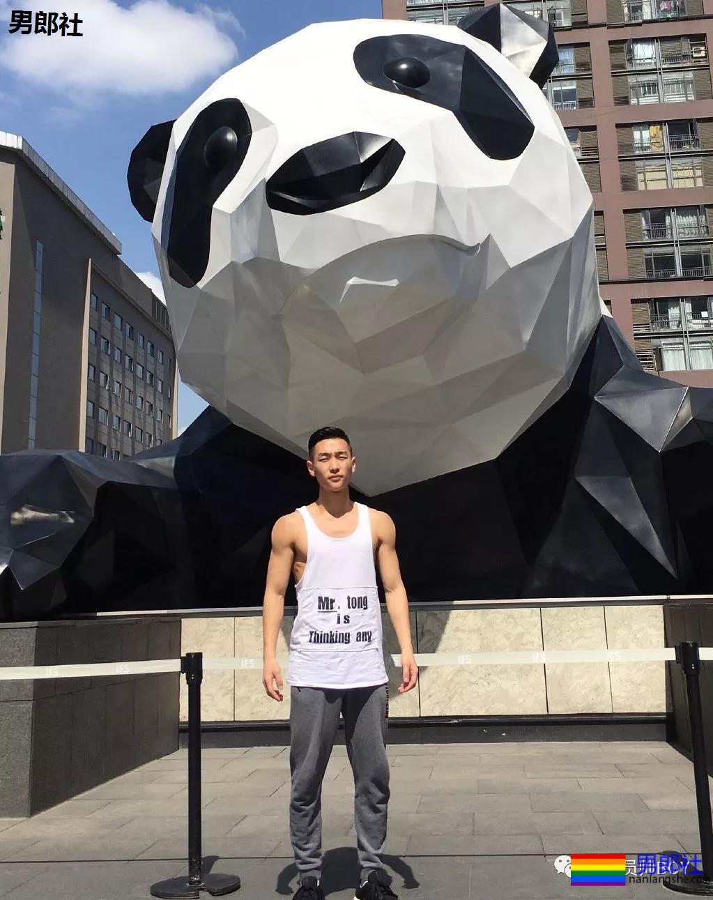 96年的飞行学员脱掉制服后竟然有八块腹肌 - 51虹马 96年的飞行学员脱掉制服后竟然有八块腹肌 - 51虹马