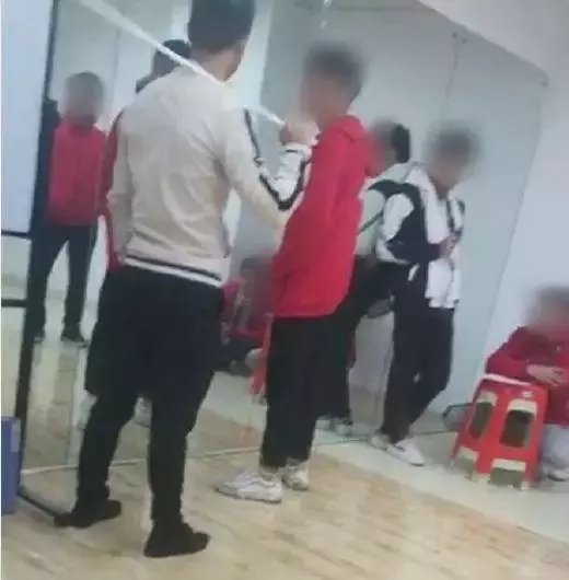 酒吧帅哥遭男主管打屁股?还被要求脱裤子?! - 51虹马 酒吧帅哥遭男主管打屁股?还被要求脱裤子?! - 51虹马