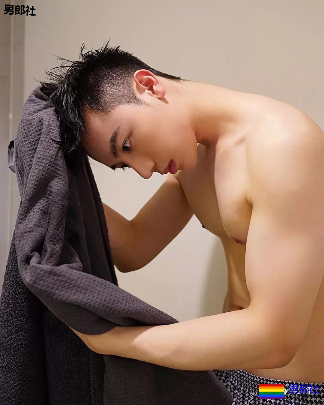 42CM！酷似黄景瑜 广东网红粗壮的不仅仅是手臂！鼻子也大？ - 51虹马