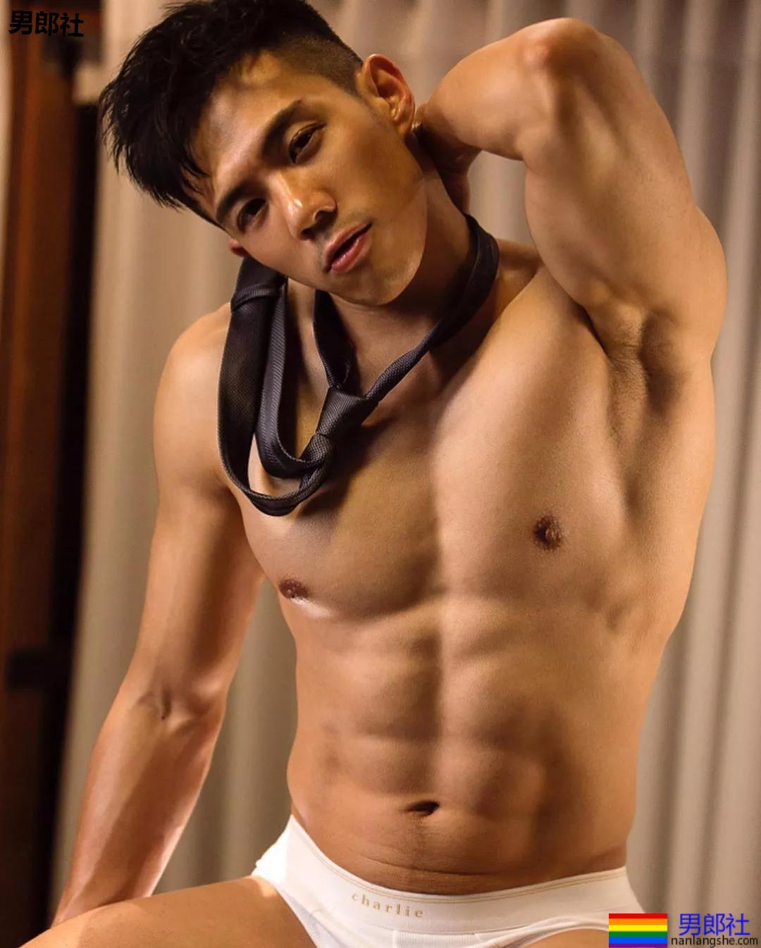 肌肉医生拍正装内裤写真，网红男模都不是省油的… - 51虹马