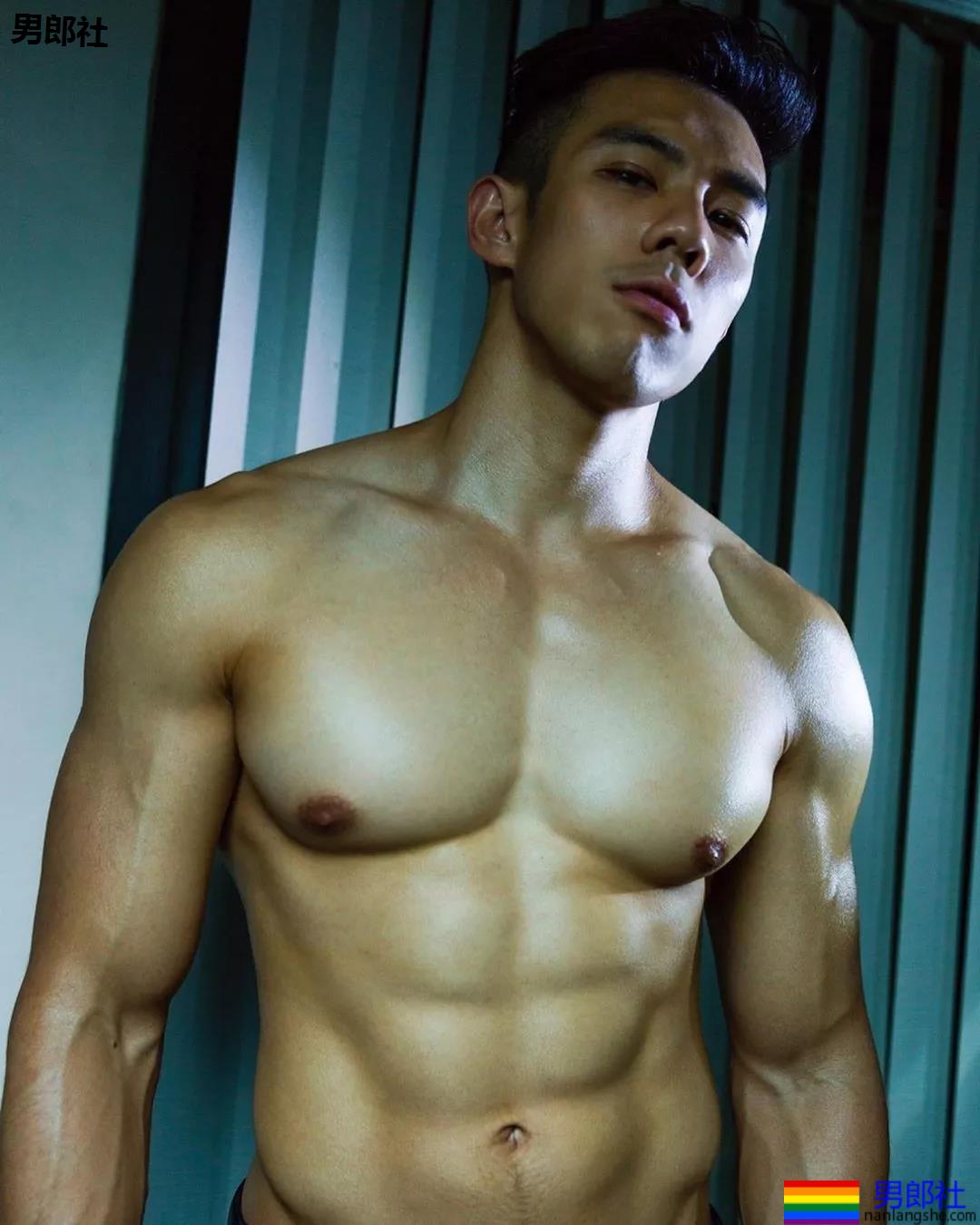 肌肉医生拍正装内裤写真，网红男模都不是省油的… - 51虹马