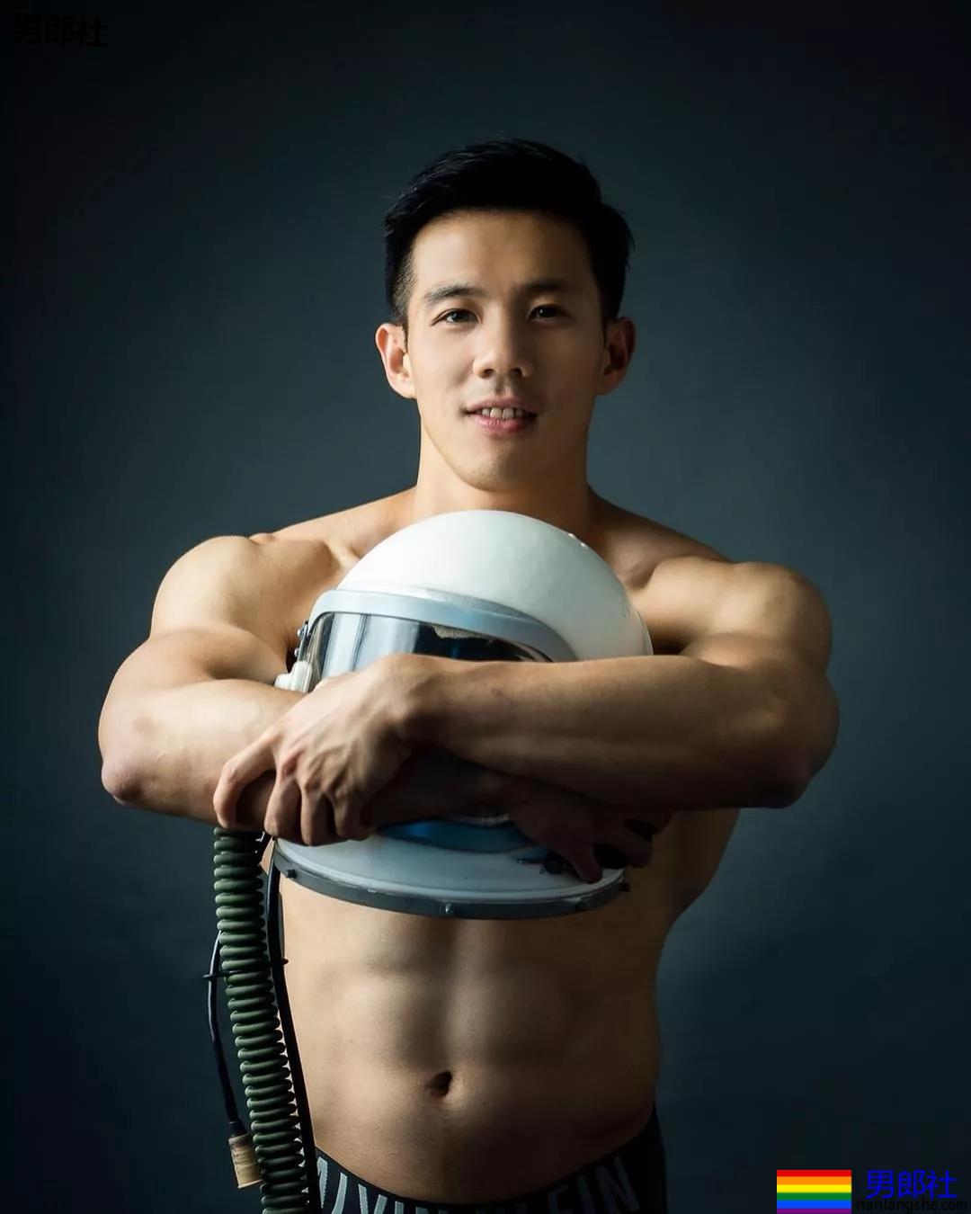 肌肉医生拍正装内裤写真，网红男模都不是省油的… - 51虹马