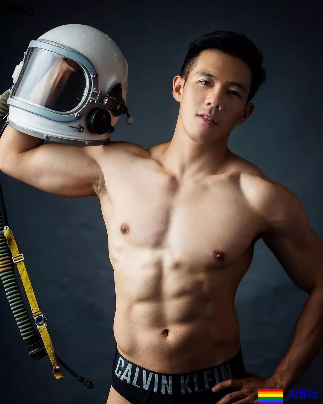 肌肉医生拍正装内裤写真，网红男模都不是省油的… - 51虹马