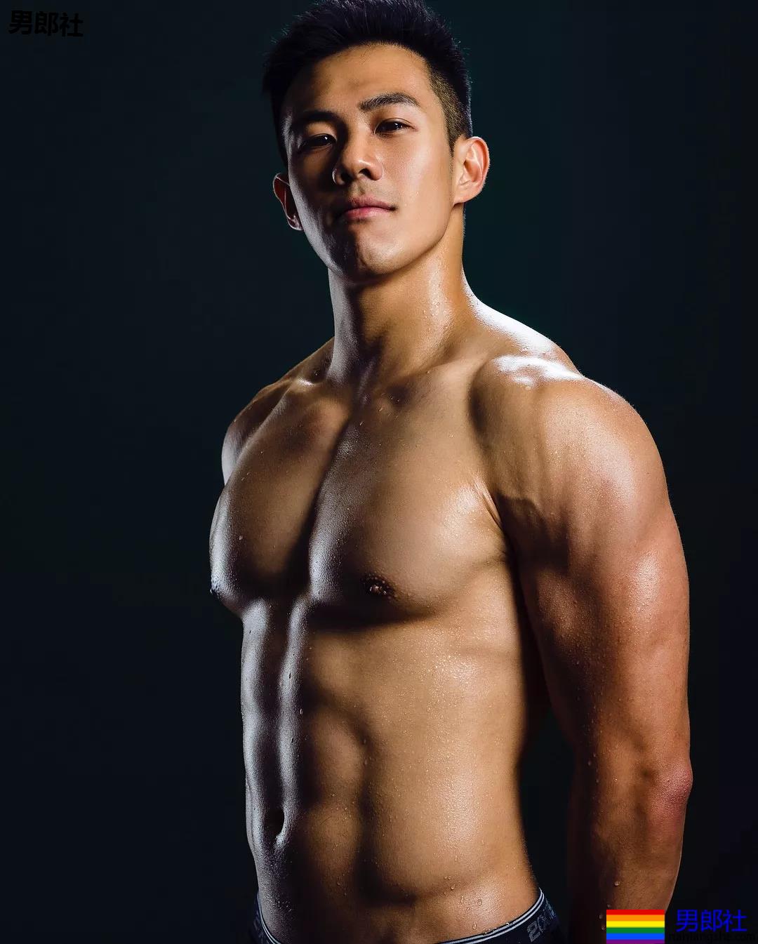 肌肉医生拍正装内裤写真，网红男模都不是省油的… - 51虹马
