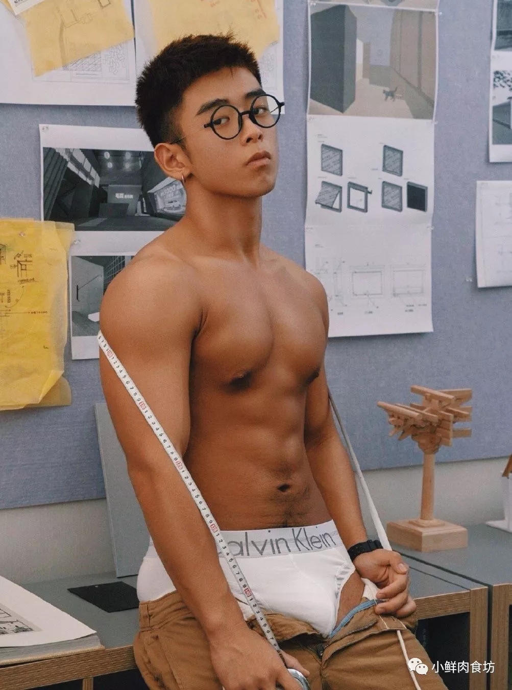 翘臀体育生在教室只穿内裤，你会怎么做？-51虹马