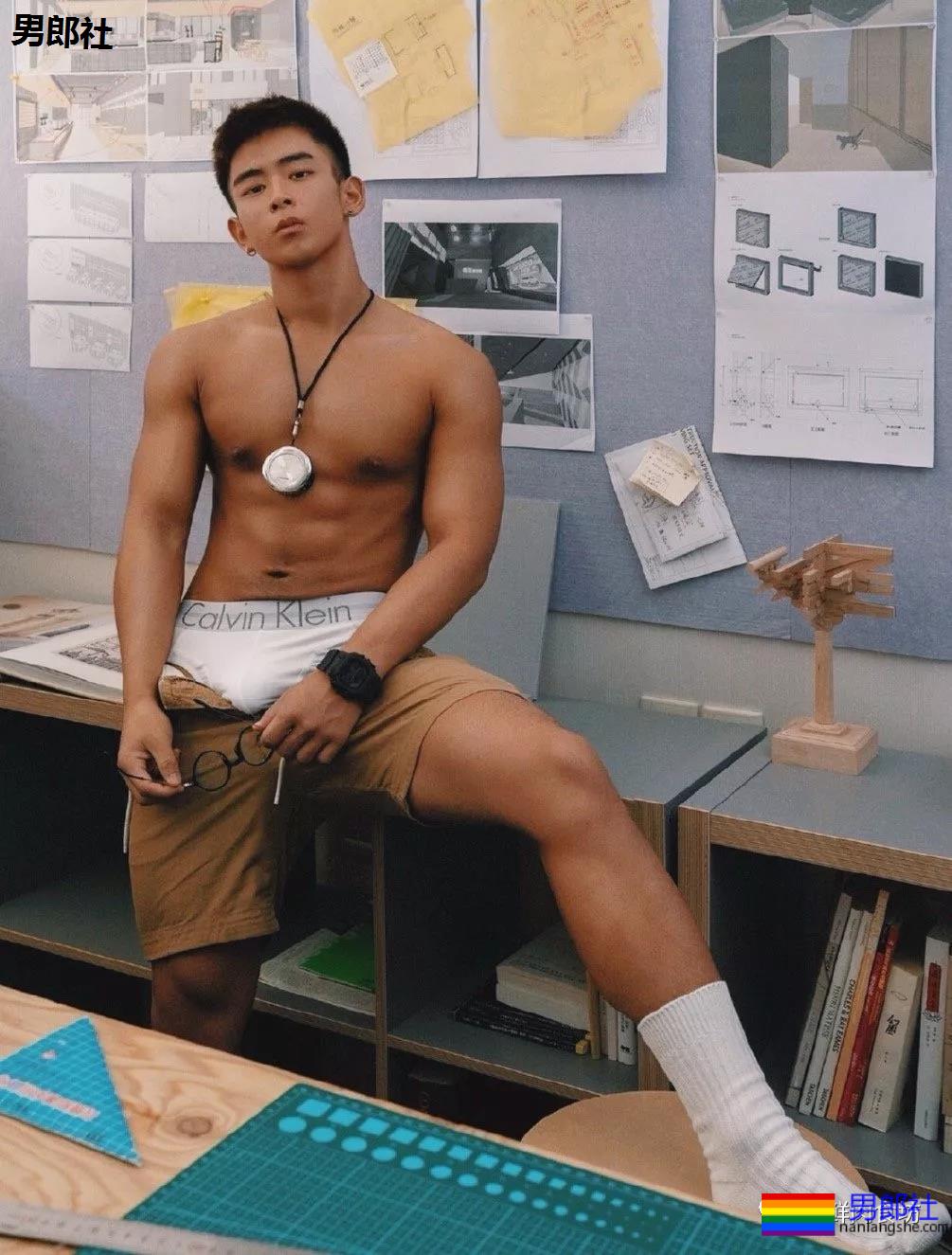 翘臀体育生在教室只穿内裤，你会怎么做？ - 51虹马