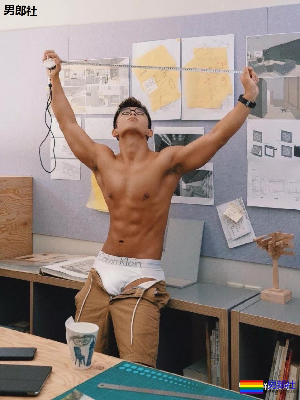 翘臀体育生在教室只穿内裤，你会怎么做？ - 51虹马