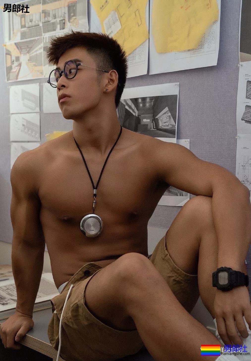 翘臀体育生在教室只穿内裤，你会怎么做？ - 51虹马